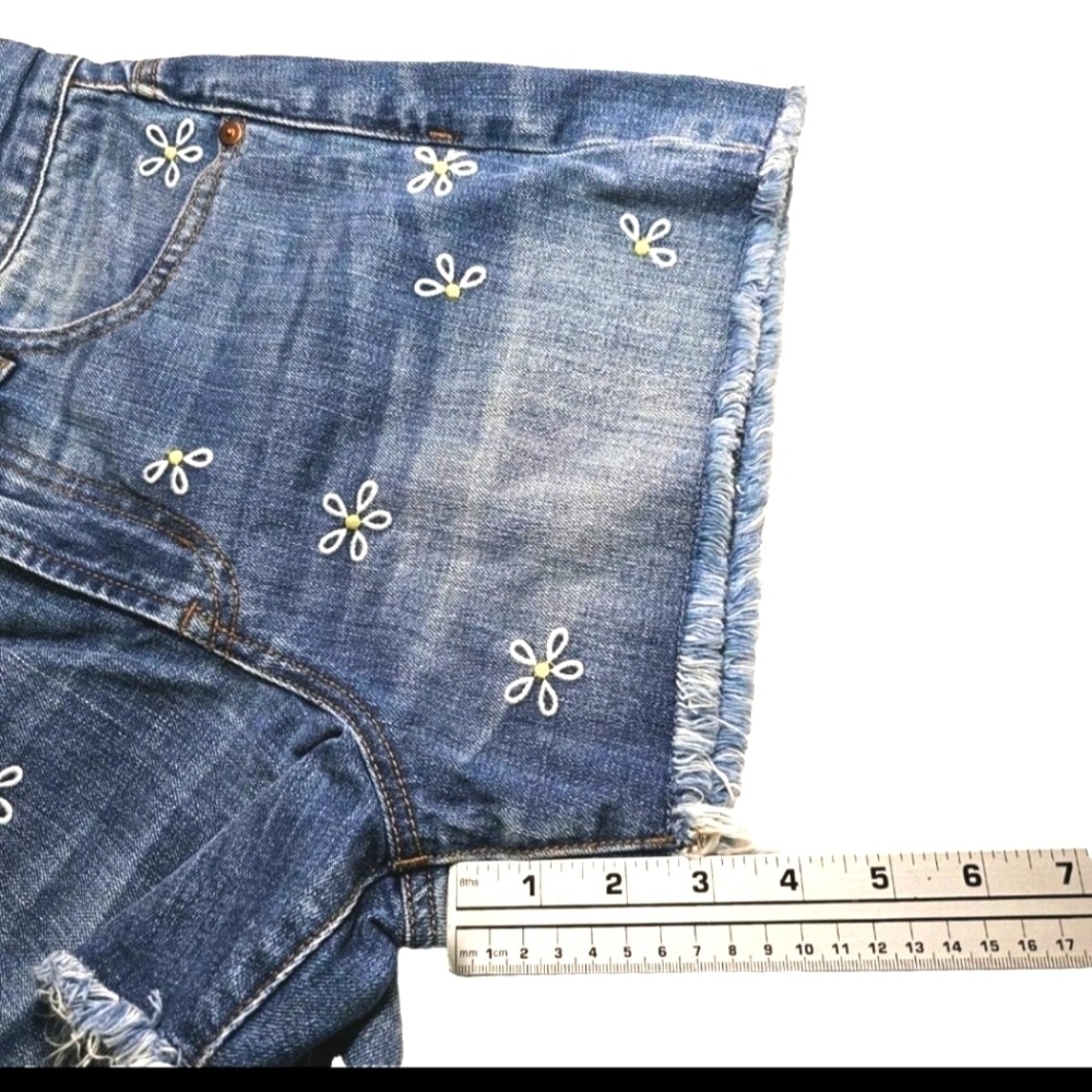 Madewell Women's Blue Denim Jean Floral Embroidered Cut Off Shorts Size 26 - Picture 7 of 11